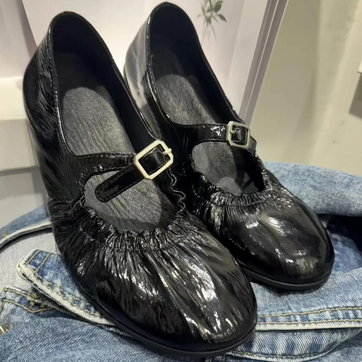 Chic Mary Jane Flats for Women with Metal Buckle Soft-Soled and Soft-surfaced Genuine Patent Leather Ballet Shoes Lightweight Casual Wear