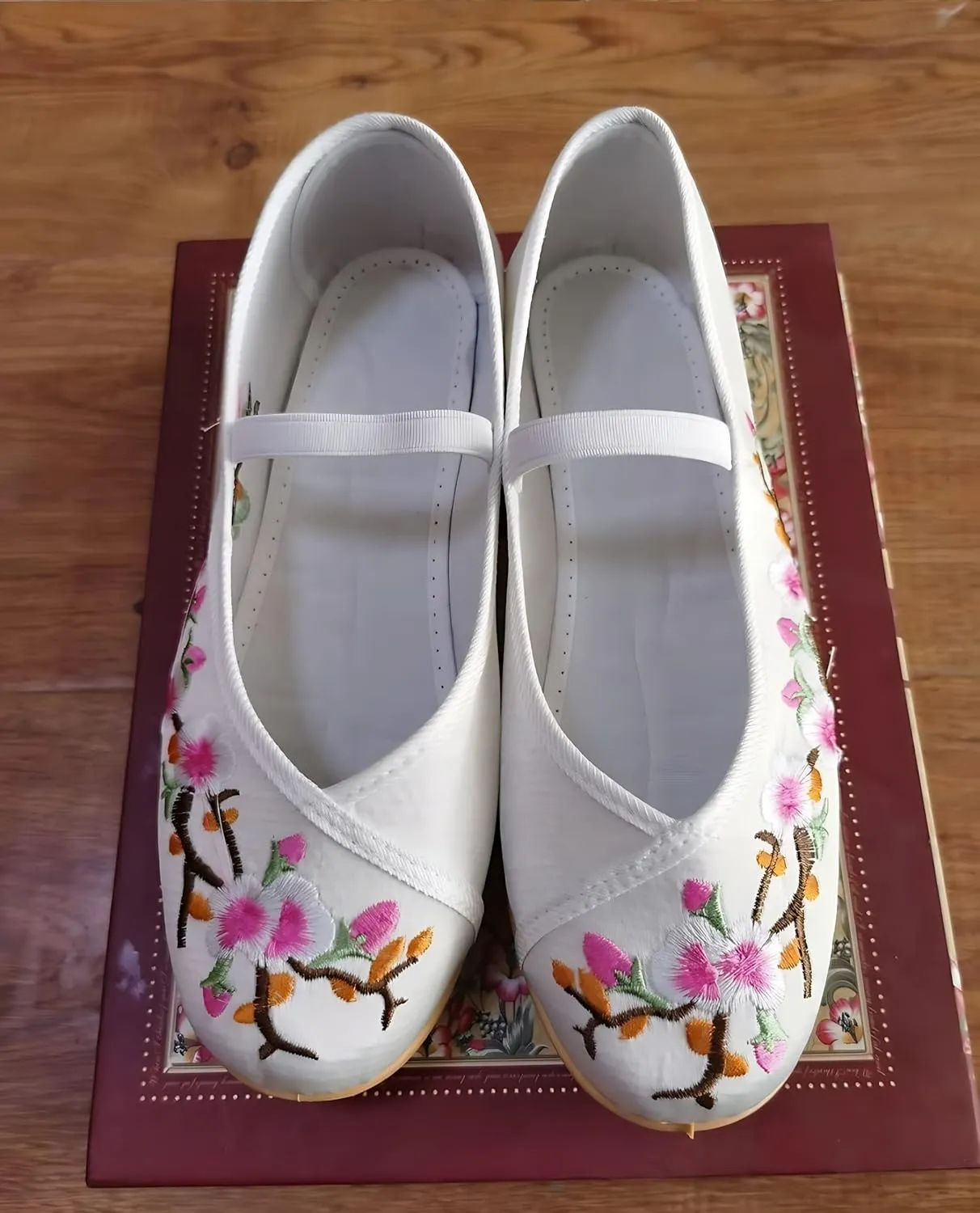 Chinese Traditional Embroidered Shoes Girls with Hanfu Ancient Costume Daily Performance Embroidered Canvas Shoes