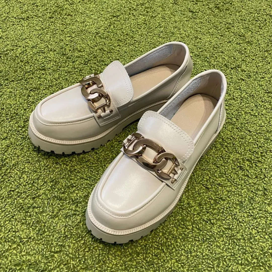 Classic loafers with chain detail