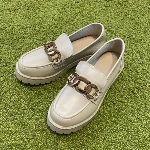 Classic loafers with chain detail