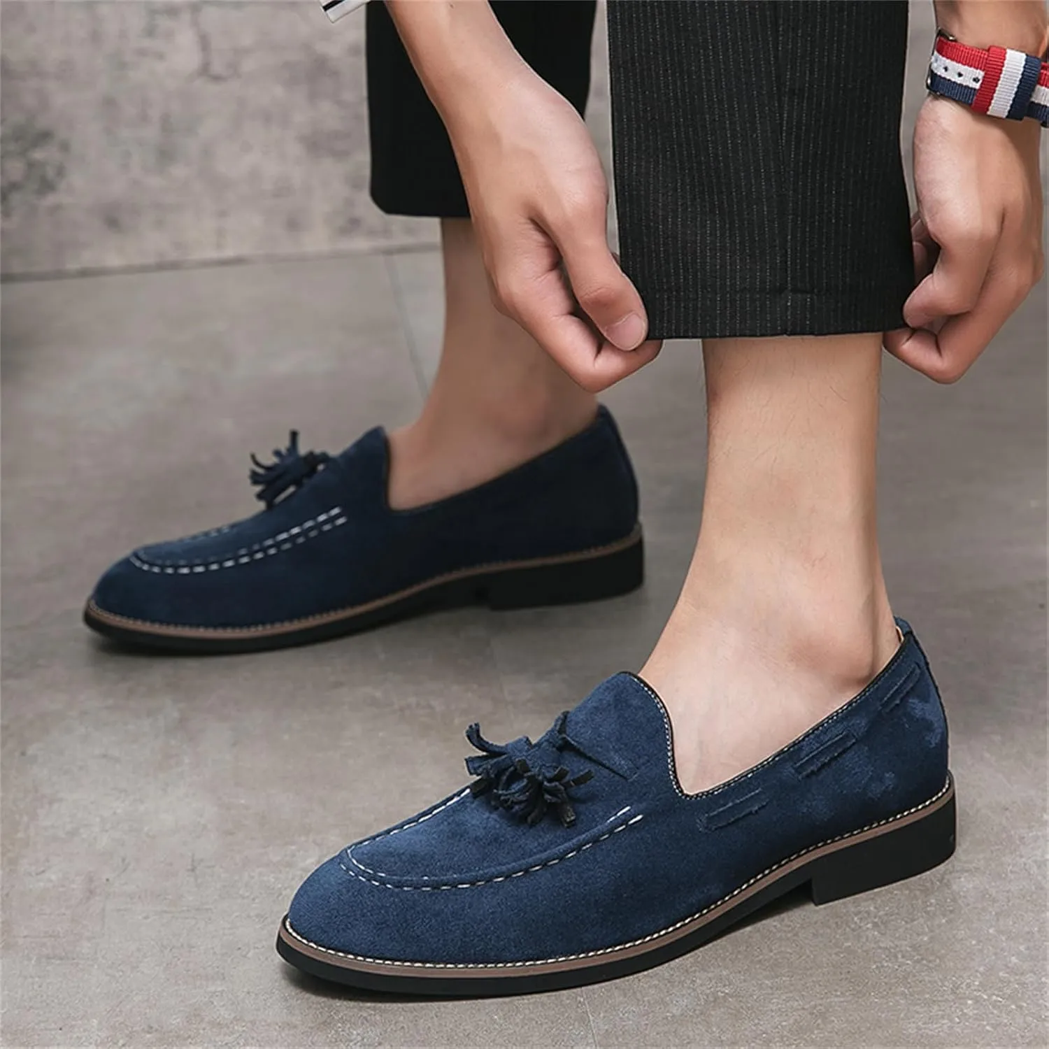 Men's Tassel Suede Slip-on Loafers Vintage Noble Velvet Pointed Toe Flats Smoking Slippers Prom Party Wedding Penny Shoes